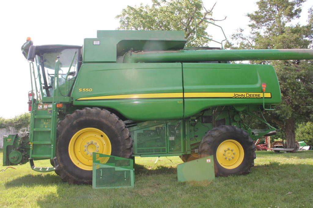 2013 John Deere S550 Combine, 2264E 1394S Hours, Rear Wheel Assist, Chopper, Backup Camera, Dual Gra