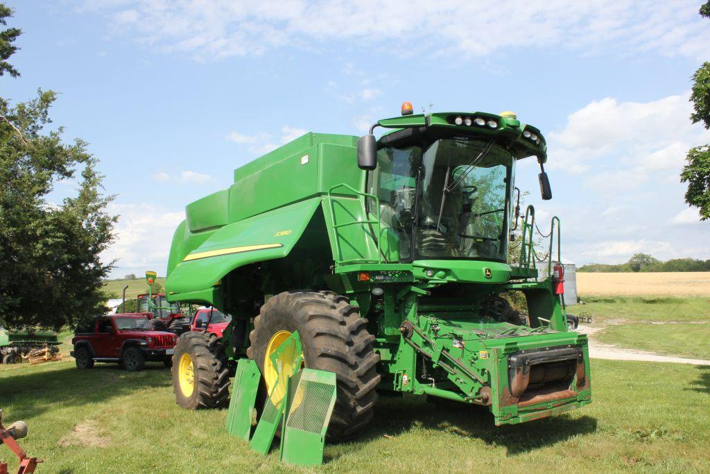 2013 John Deere S550 Combine, 2264E 1394S Hours, Rear Wheel Assist, Chopper, Backup Camera, Dual Gra