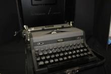 1948 Royal Quiet Deluxe Typewriter w/Case