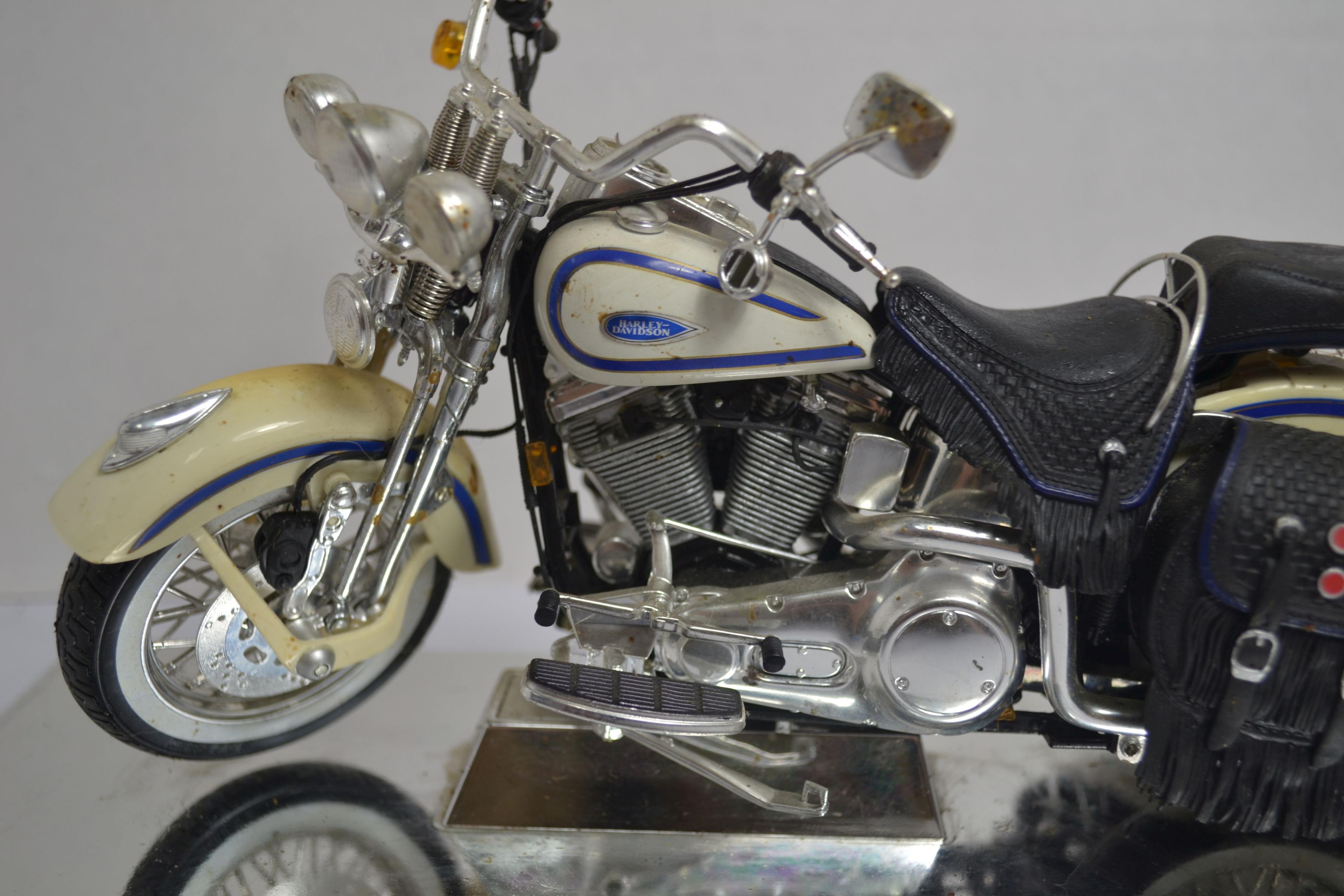 Maisto Harley Davidson 80 Cubic Inch Heritage Springer Scale Model on Platform