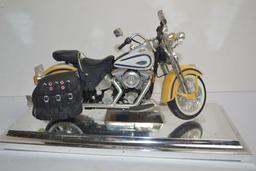Maisto Harley Davidson 80 Cubic Inch Heritage Springer Scale Model on Platform
