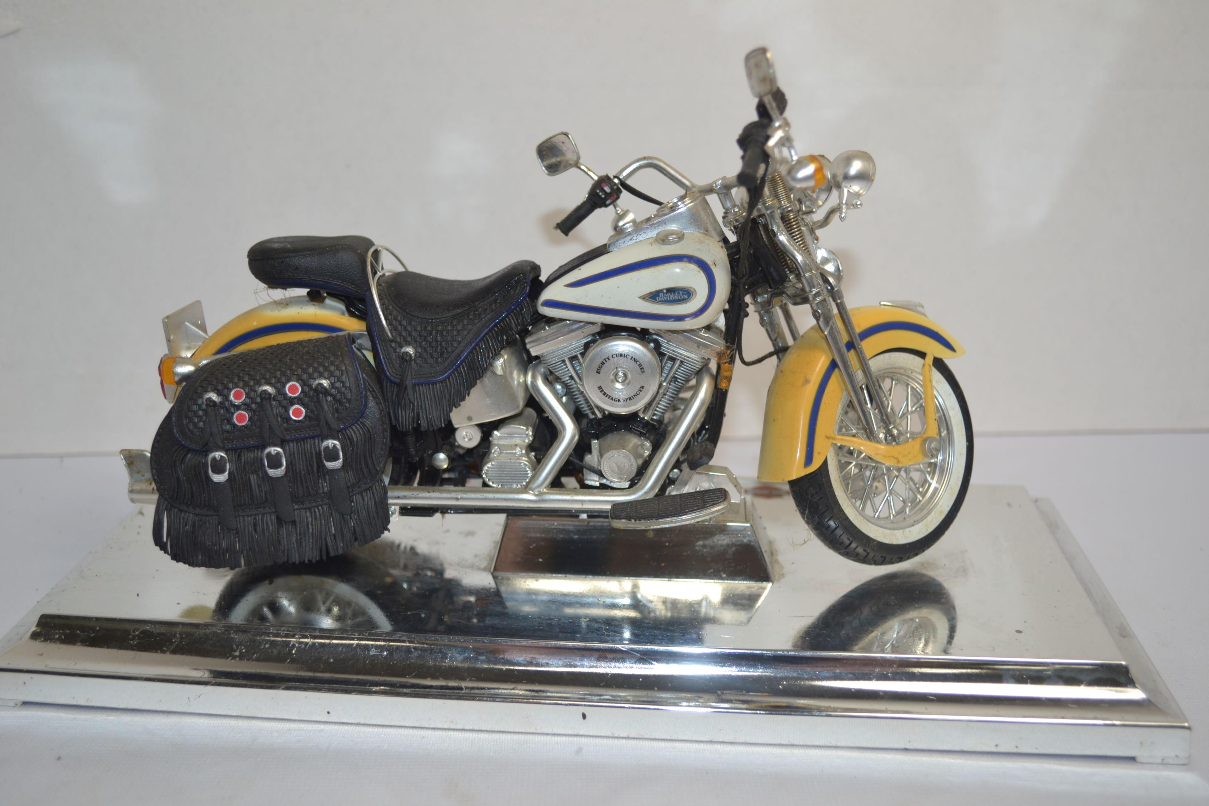 Maisto Harley Davidson 80 Cubic Inch Heritage Springer Scale Model on Platform