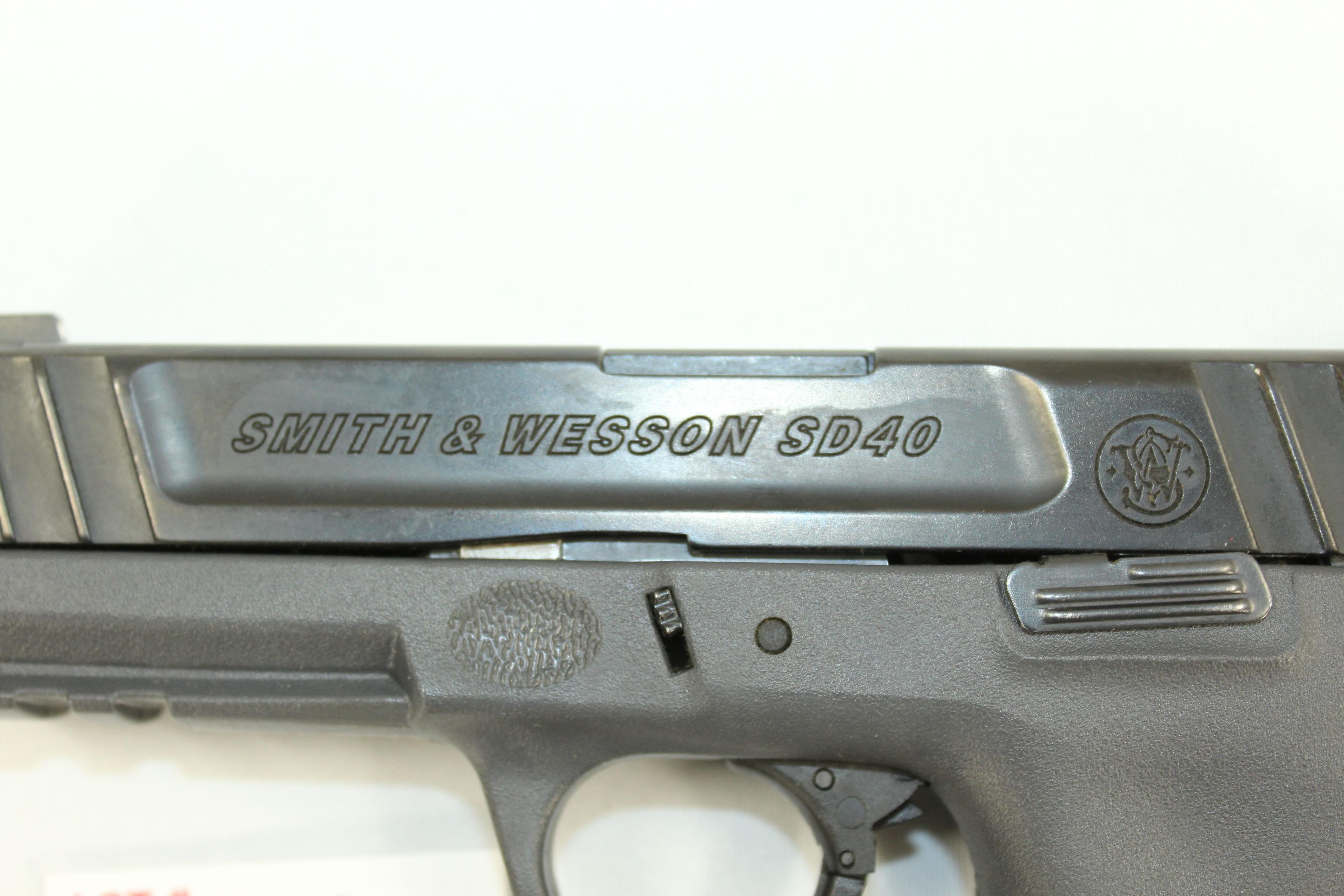 Smith & Wesson SD40 .40 S&W Cal. Semi-Auto Pistol w/14 Rd. Magazine and 3 Dot Sights; SN FEF7680