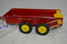Vintage Ertl New Holland Sperry Rand Manure Spreader