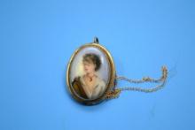 Vintage Small Ladies Cameo and Gold Necklace