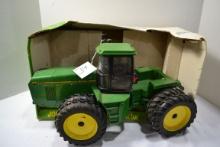 Ertl John Deere 8870 1/16 Scale 4WD Tractor w/Box