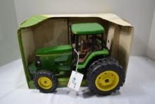 Ertl Collector's Edition John Deere 7800 1/16 Scale MFWD Tractor w/Duals and Box