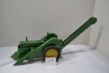 Ertl John Deere Model 60 1/16 Scale Tractor w/Corn Picker Attachment