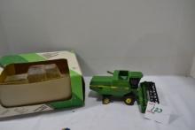 Ertl John Deere 4425 1/50th Scale Combine w/Box