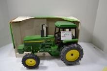 Ertl John Deere 4955 MFWD 1/16 Scale Tractor w/Box