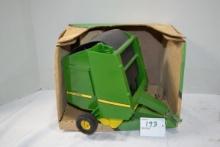 Ertl John Deere 1/16 Scale Round Baler