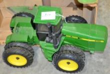 Ertl John Deere 8760 1/16 Scale 4WD Tractor w/Box