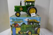 2001 Toy Farmer Collector's Edition John Deere 4520 1/16 Scale Tractor w/Box and Medallion