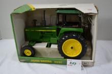 Ertl John Deere 4040 1/16 Scale Wide Front Tractor w/Box