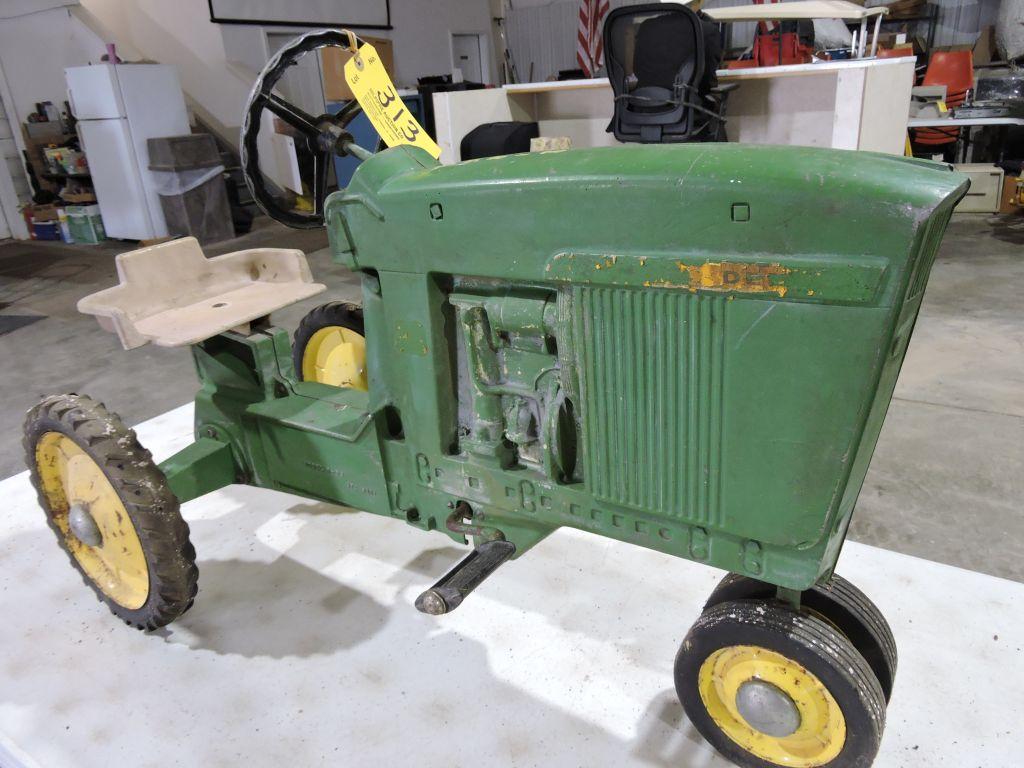 John Deere pedal tractor, wide front, scale model D-33, OTC-6301.