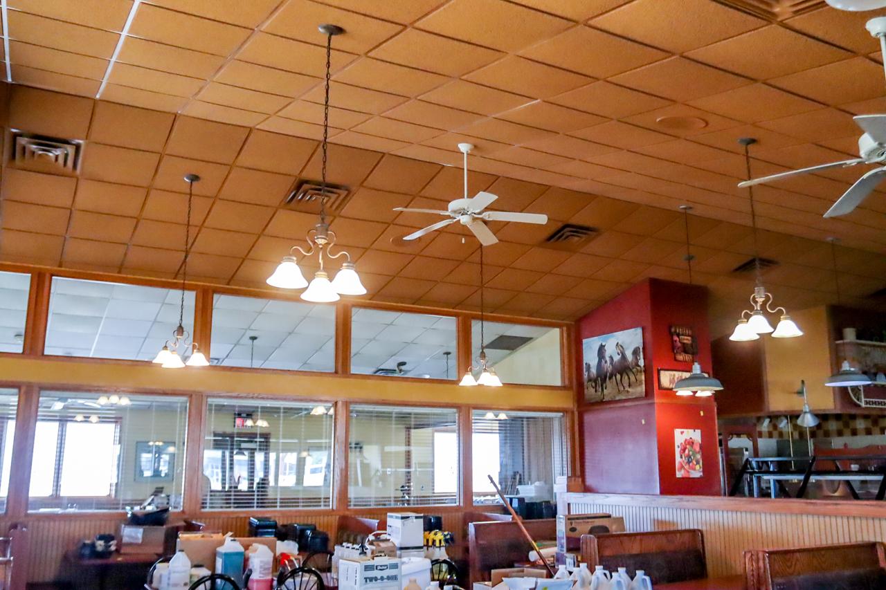 (8) Triple Chandelier Lights in Main Room