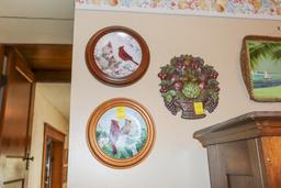 6 wall plates and décor items