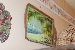 6 wall plates and décor items