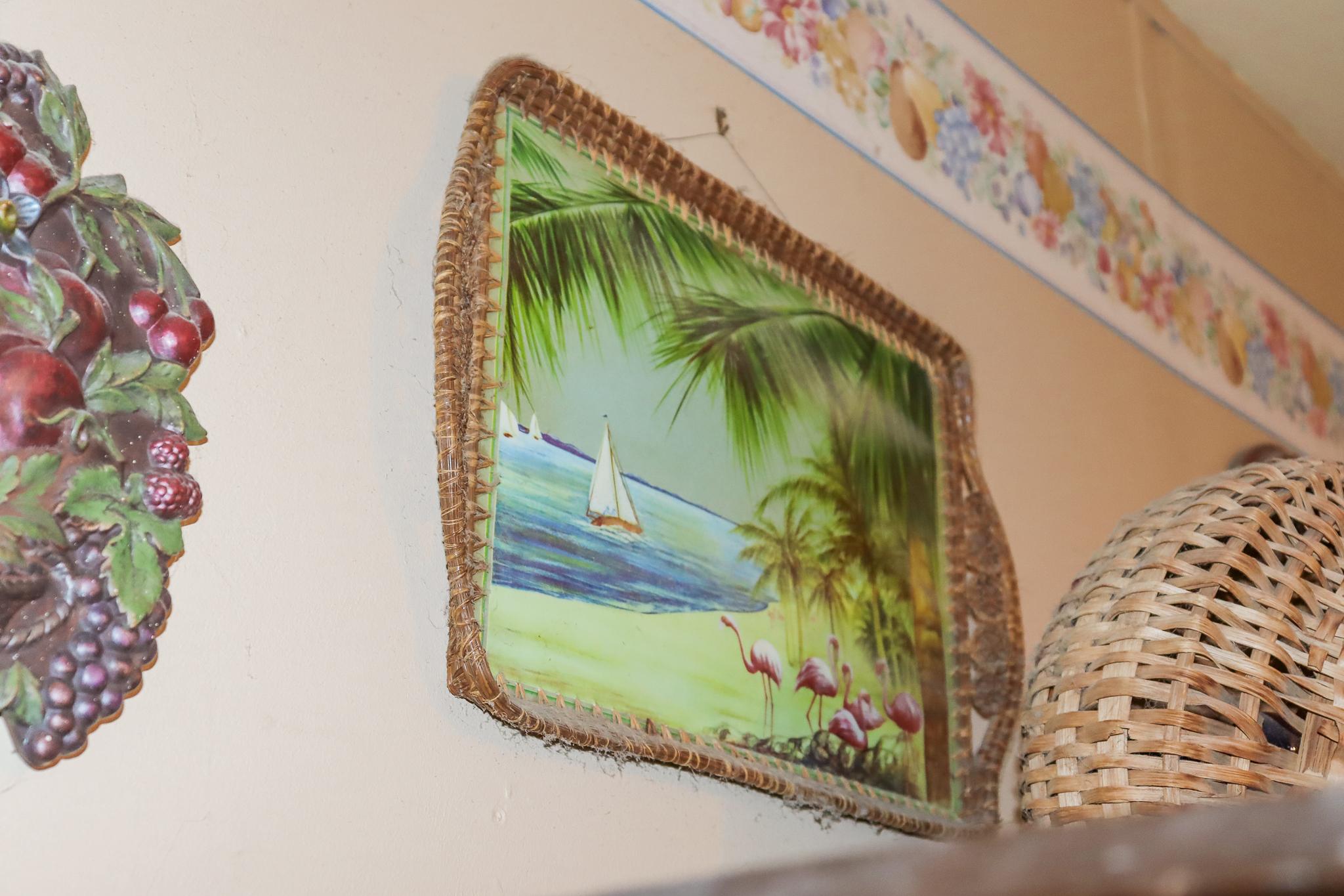 6 wall plates and décor items