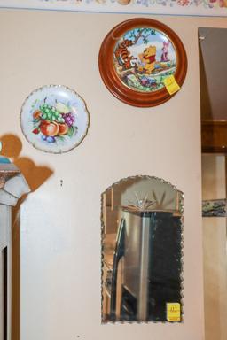 6 wall plates and décor items