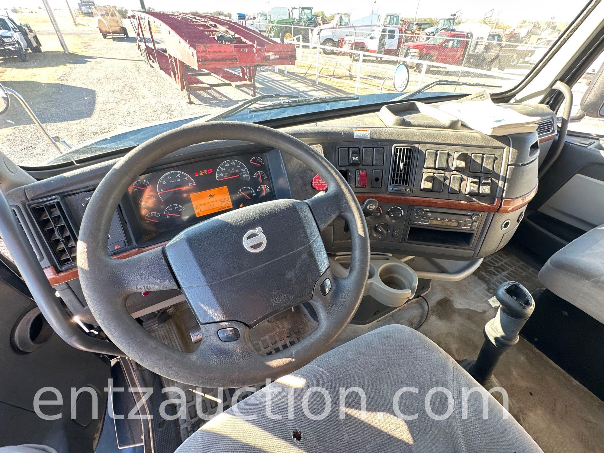 2005 VOLVO SEMI, SLEEPER, D13 ENGINE, EATON 10