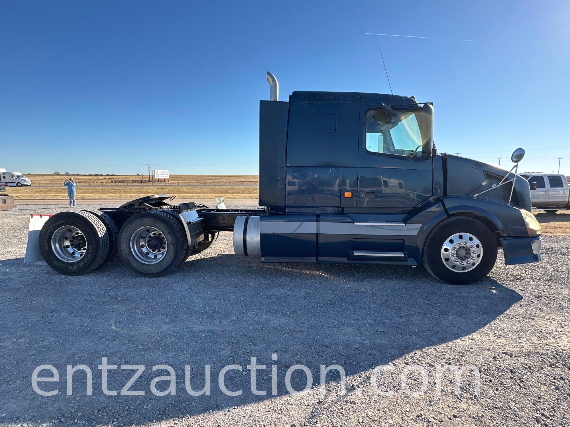 2005 VOLVO SEMI, SLEEPER, D13 ENGINE, EATON 10