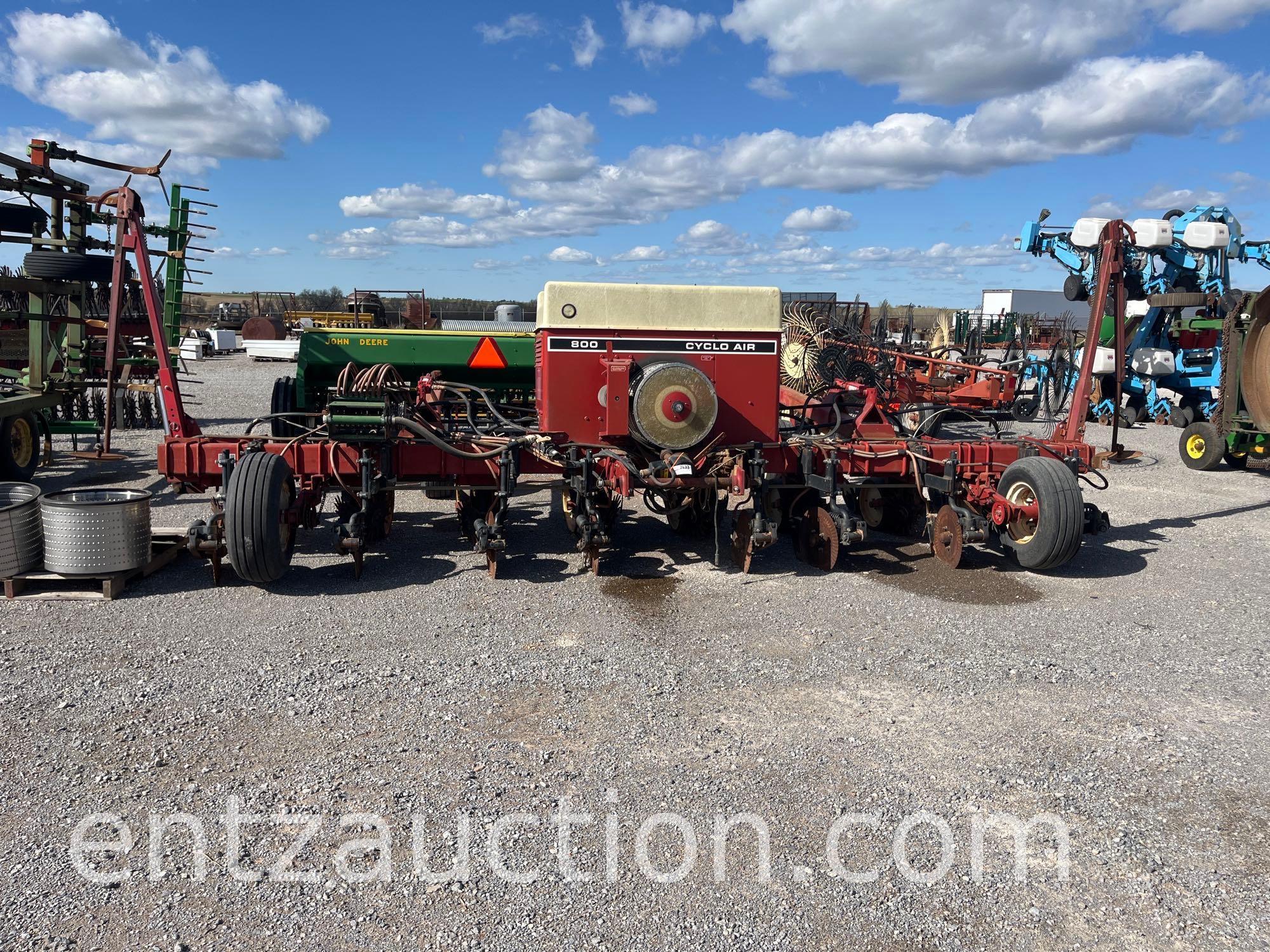 IH 800 PLANTER, 8R30, 3PT