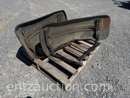 PAIR OF JD 6105 FRONT FENDERS