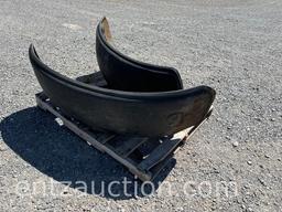 PAIR OF JD 6105 FRONT FENDERS