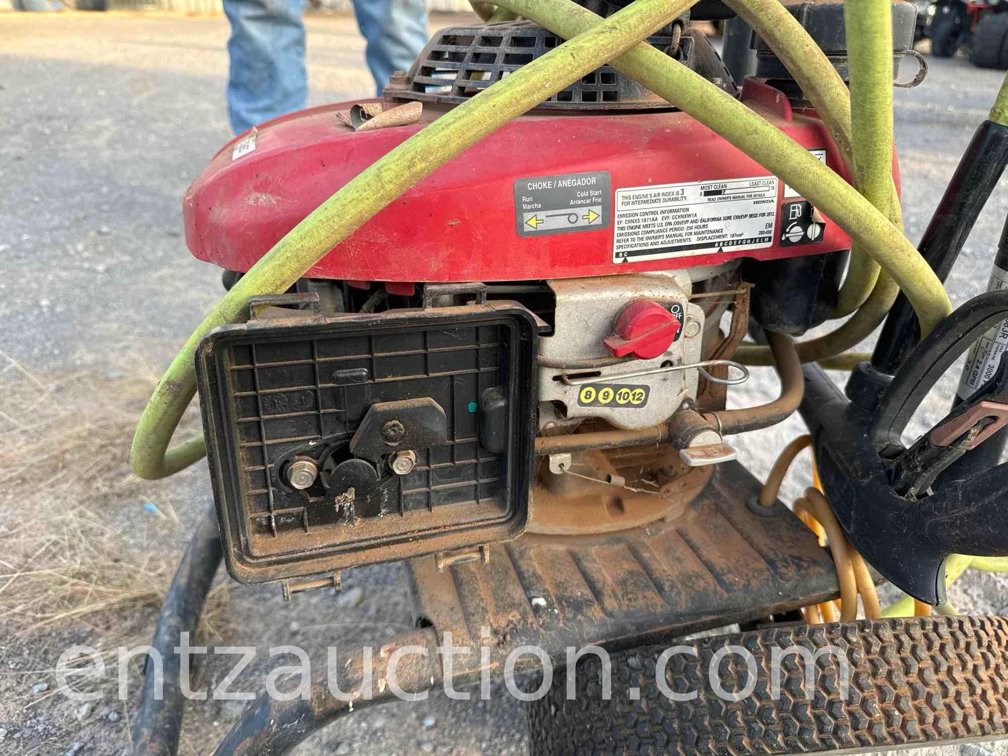 SIMPSON 3000 PSI 2.4 GPM PRESSURE WASHER,