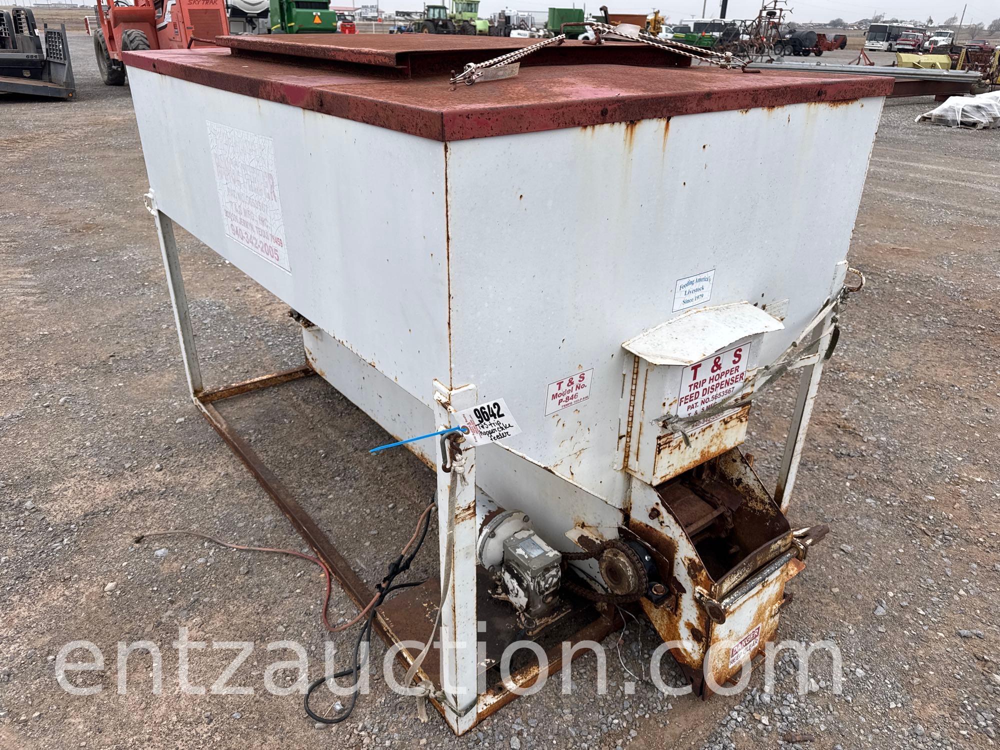 T&S TRIP HOPPER CAKE FEEDER, MODEL: P-846