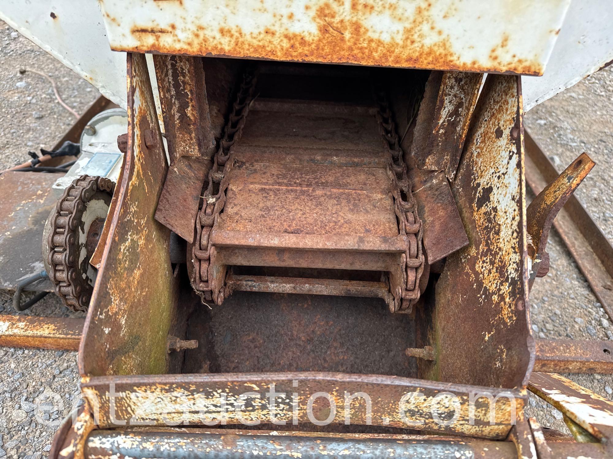 T&S TRIP HOPPER CAKE FEEDER, MODEL: P-846