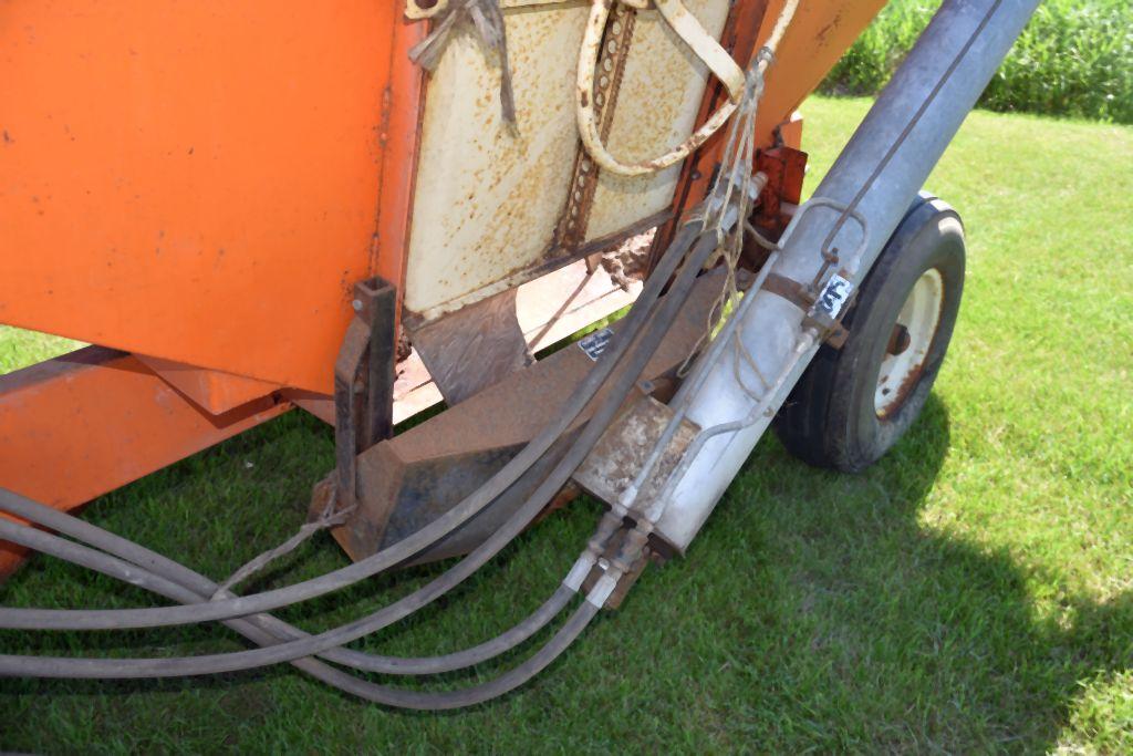 Bradford 225 Gravity Wagon, 10 Ton Kory Running Gear, With Hydraulic Fertilizer Auger