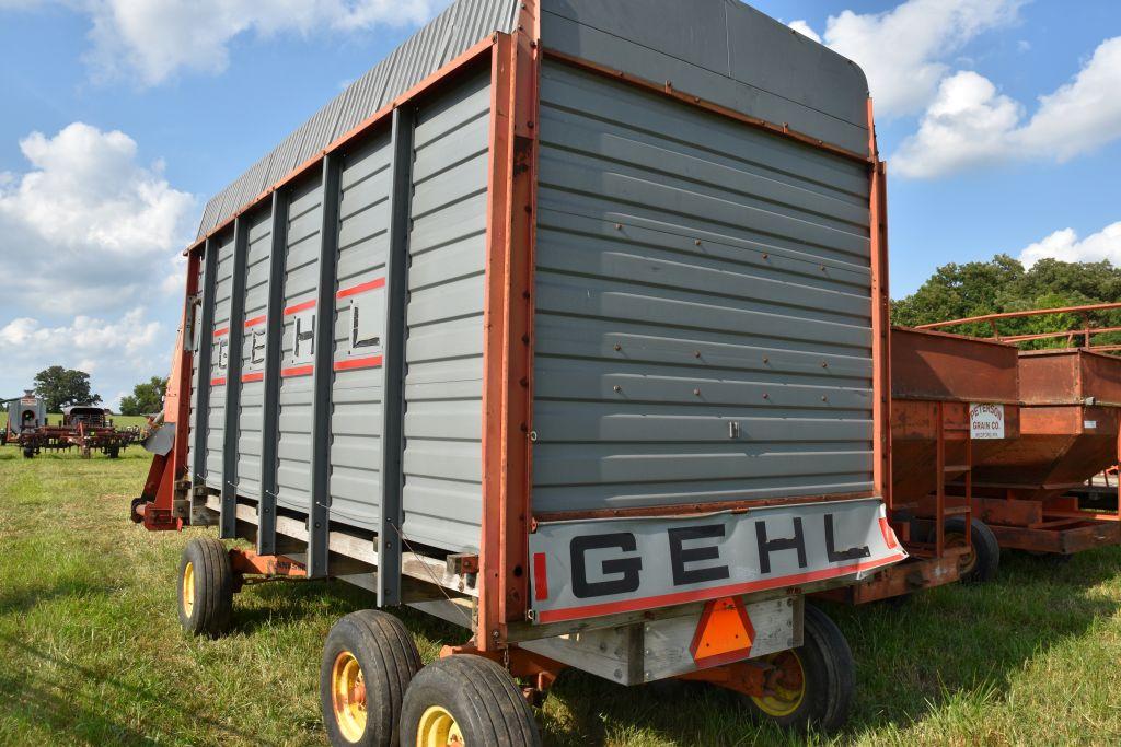 Gehl 970 Forage Box, 12 Ton Running Gear,  16', 540 PTO