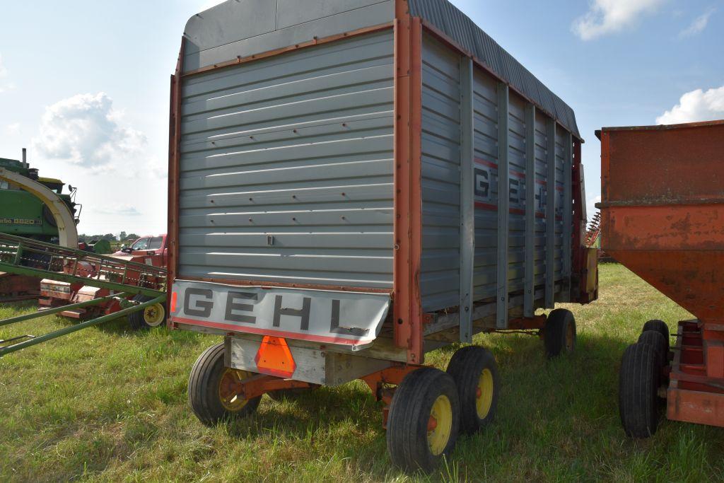 Gehl 970 Forage Box, 12 Ton Running Gear,  16', 540 PTO