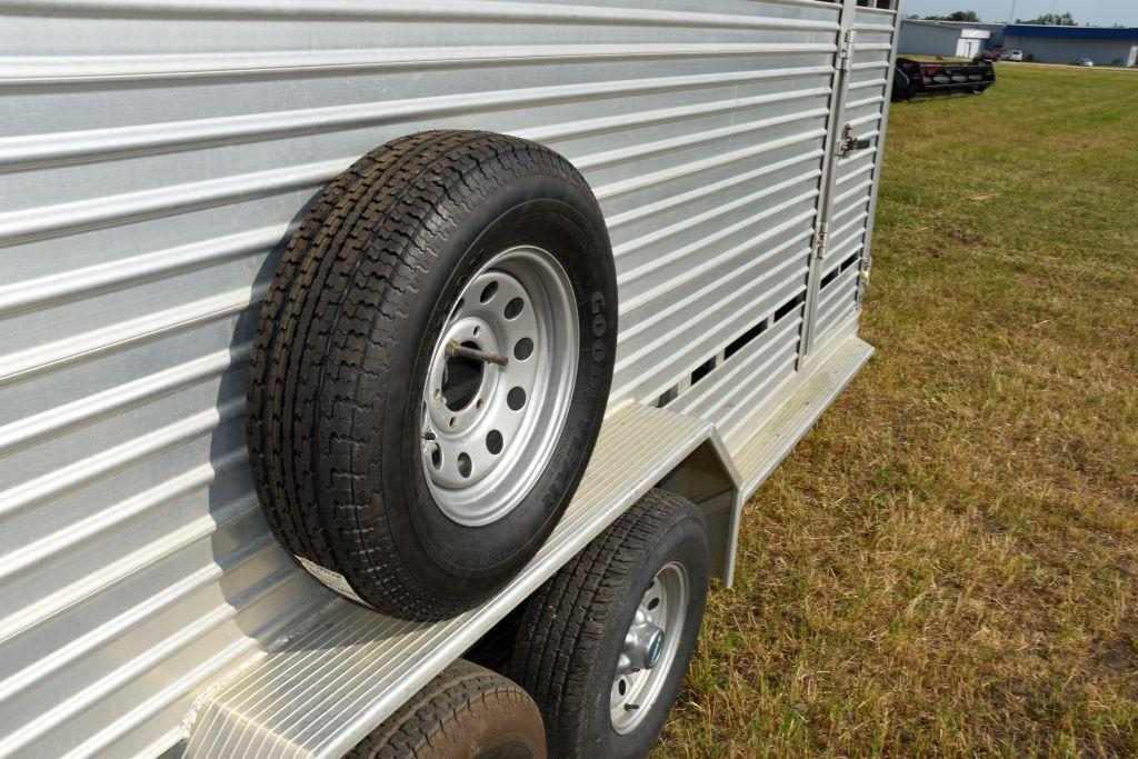 2002 Featherlite Livestock Trailer, Tandem  Axle, 25' Including Hitch, Side Door, Dumper  Hitch