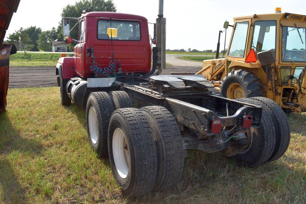 1992 Day Cab Mack, Tandem Axle, 6 Speed, Wet  Kit, 22.5 Tires, Spring Ride, Mack Engine,  300 HP, 90