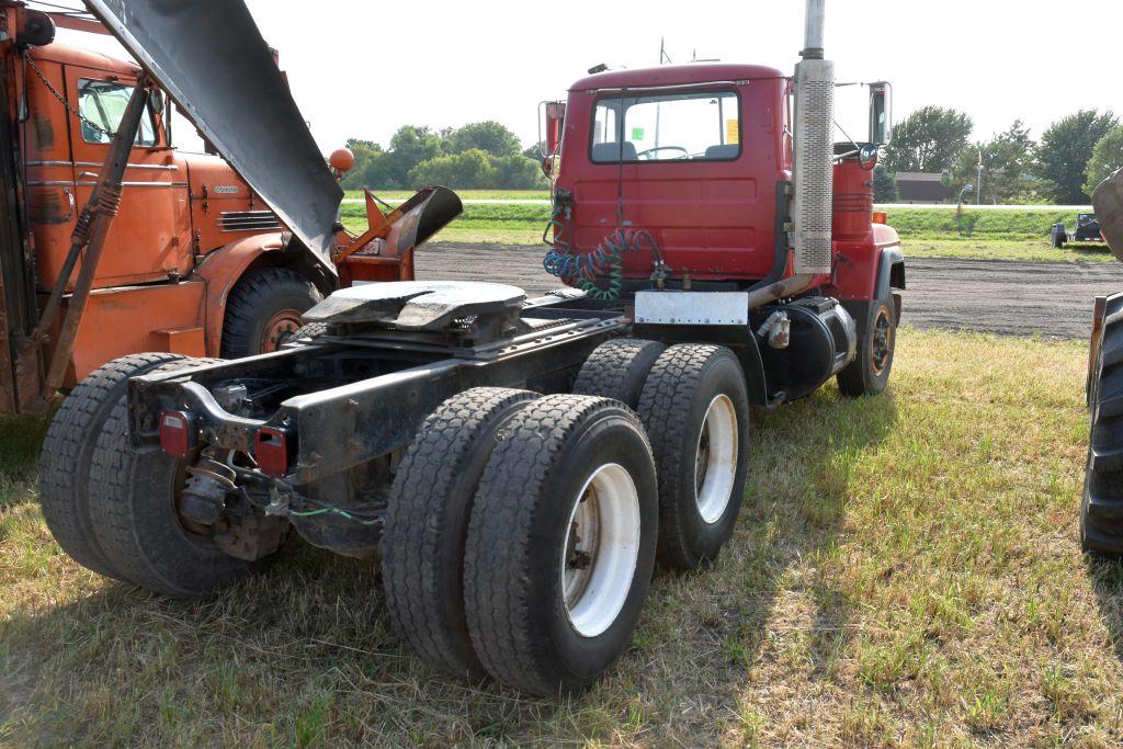 1992 Day Cab Mack, Tandem Axle, 6 Speed, Wet  Kit, 22.5 Tires, Spring Ride, Mack Engine,  300 HP, 90