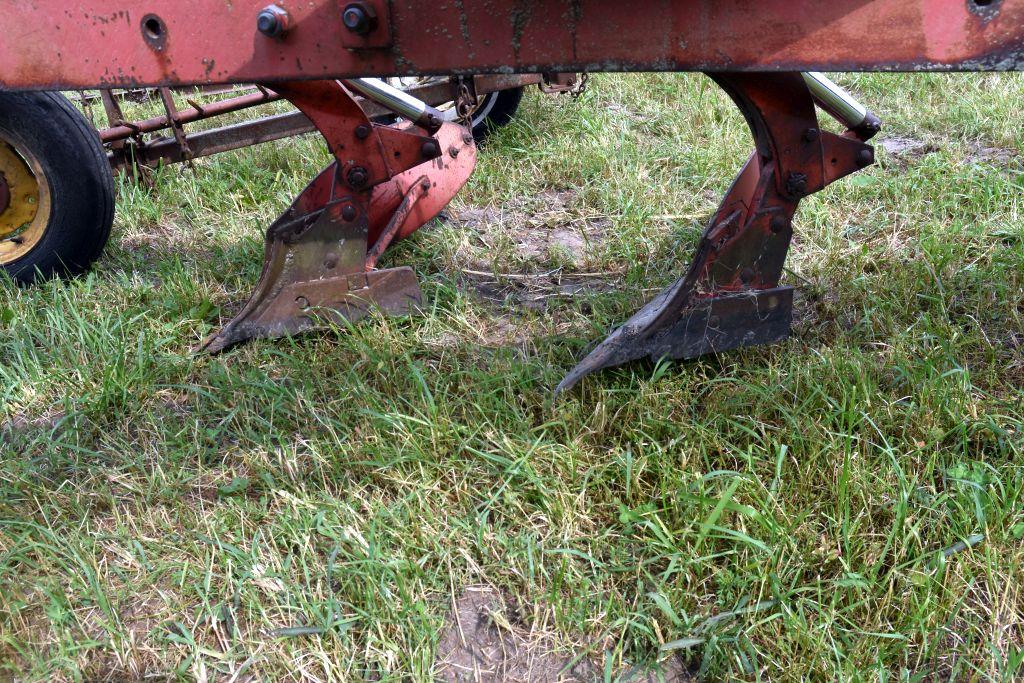 Massey Ferguson 880 Plow, 8x18's, On-Land  Hitch, Auto Reset