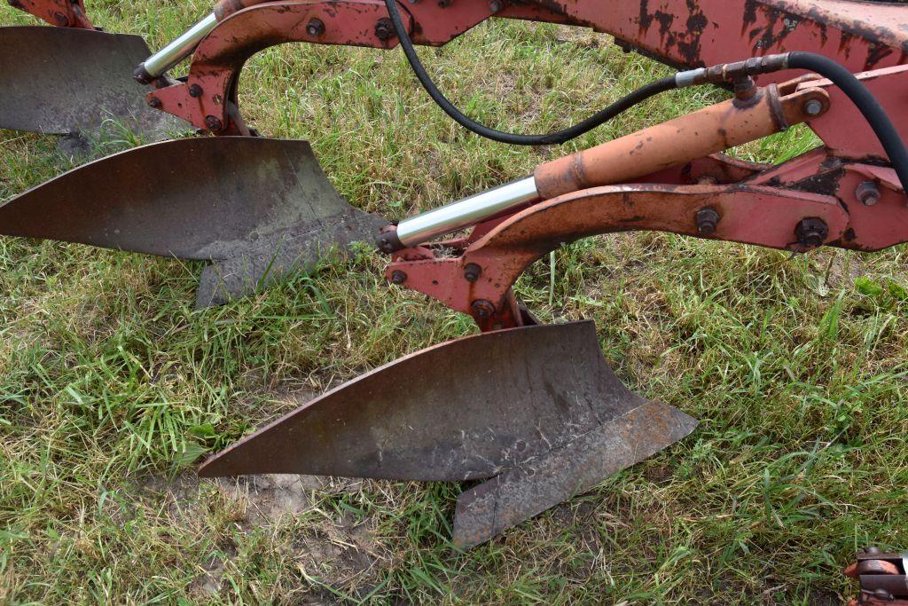 Massey Ferguson 880 Plow, 8x18's, On-Land  Hitch, Auto Reset