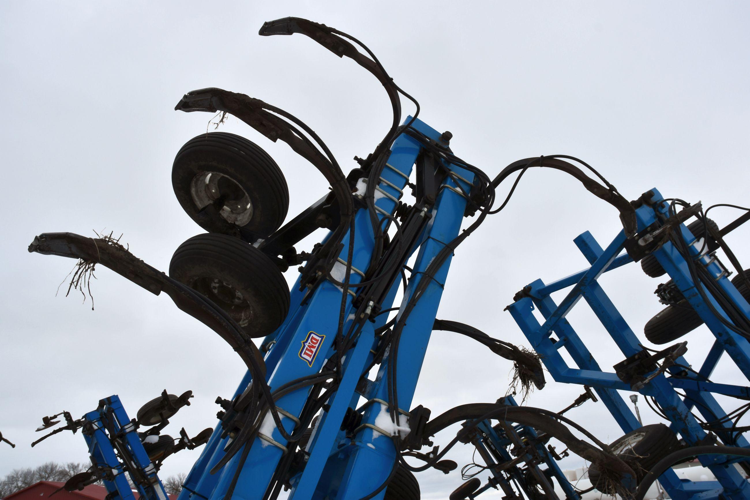 DMI Nutri-Placr 5300 Anhydrous Tool Bar, 52', 19 Shank, NH3 Cooler With Raven Monitor, Walking Tande