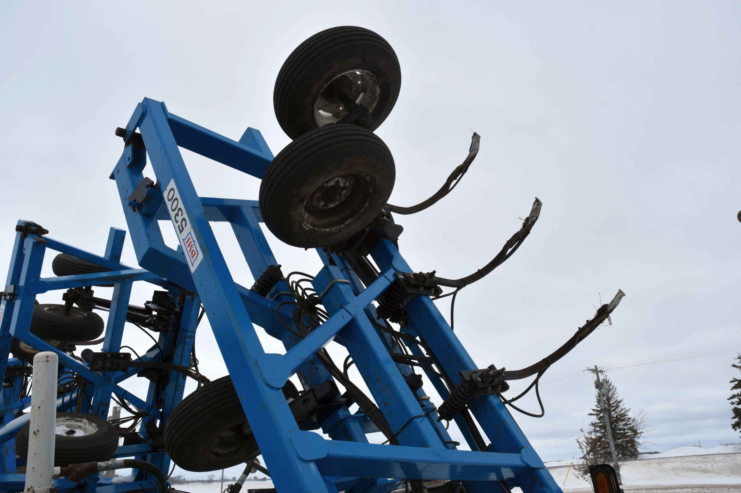 DMI Nutri-Placr 5300 Anhydrous Tool Bar, 52', 19 Shank, NH3 Cooler With Raven Monitor, Walking Tande