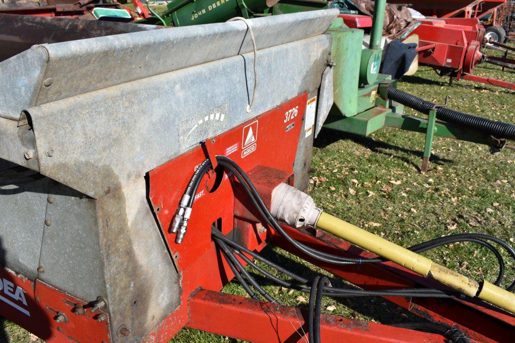 New Idea 3726 Manure Spreader, Single Axle, 540PTO, Slop Gate, Poly Floor, SN: 860670