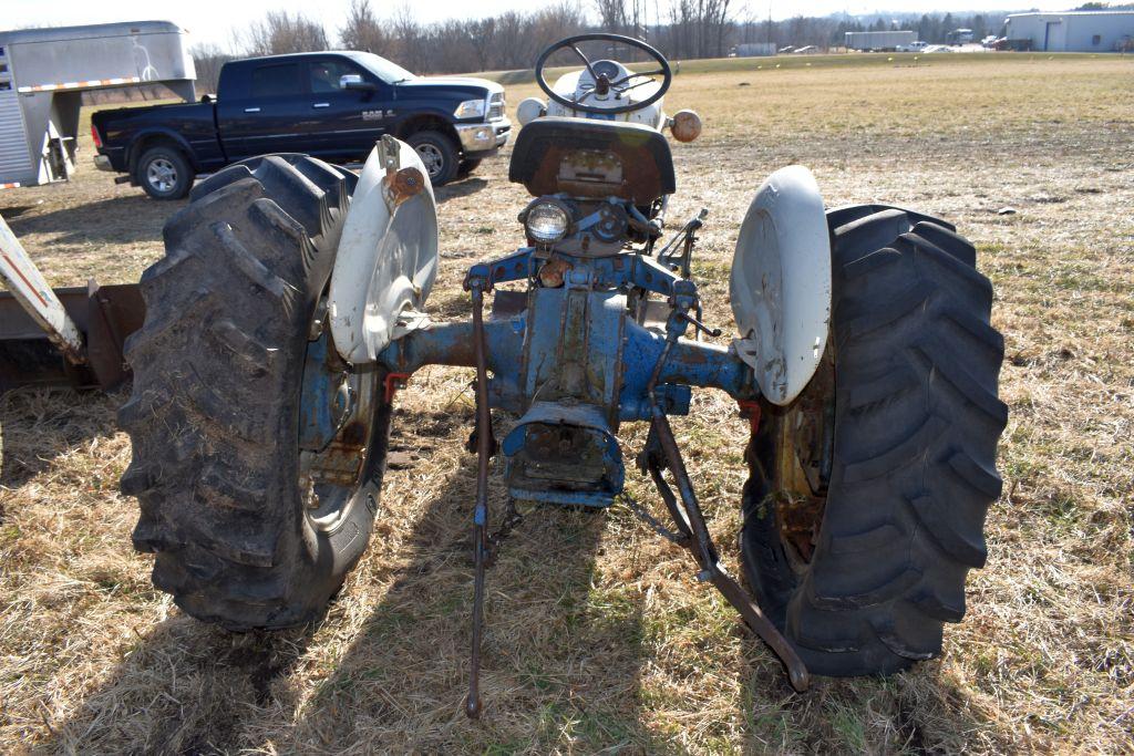 Ford 4000 Select-O-Matic Gas Tractor, Clam  Shell Fenders, 3pt., 540PTO, 14.9x28 Tires,  Does Not Ru
