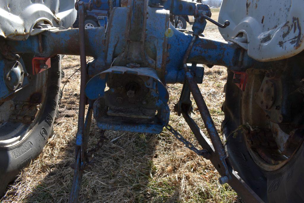 Ford 4000 Select-O-Matic Gas Tractor, Clam  Shell Fenders, 3pt., 540PTO, 14.9x28 Tires,  Does Not Ru