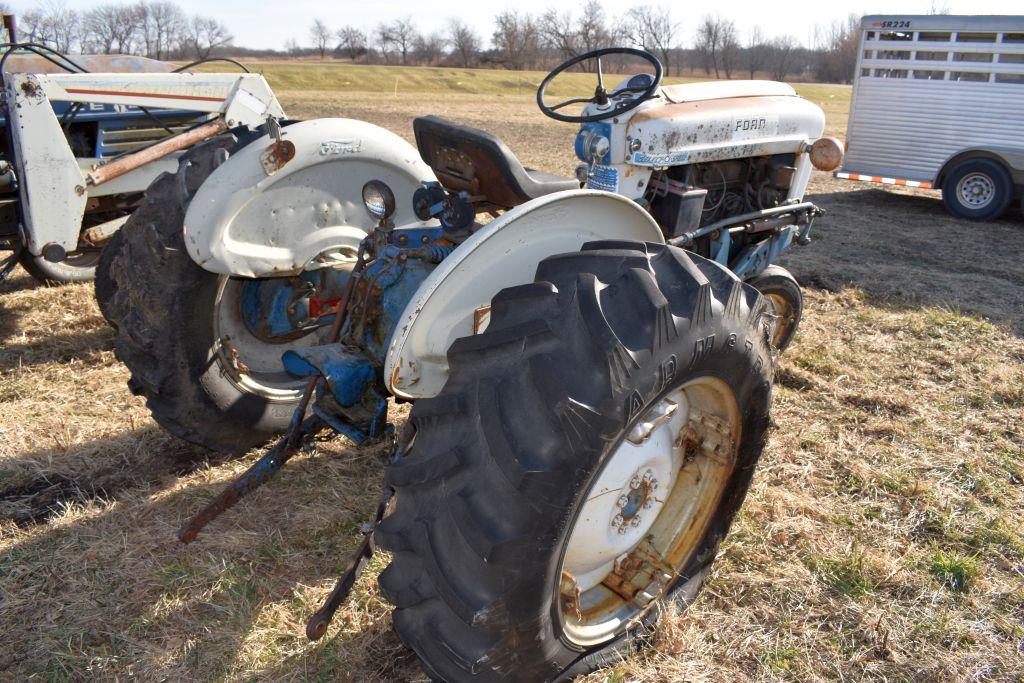 Ford 4000 Select-O-Matic Gas Tractor, Clam  Shell Fenders, 3pt., 540PTO, 14.9x28 Tires,  Does Not Ru