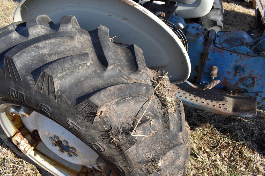 Ford 4000 Select-O-Matic Gas Tractor, Clam  Shell Fenders, 3pt., 540PTO, 14.9x28 Tires,  Does Not Ru