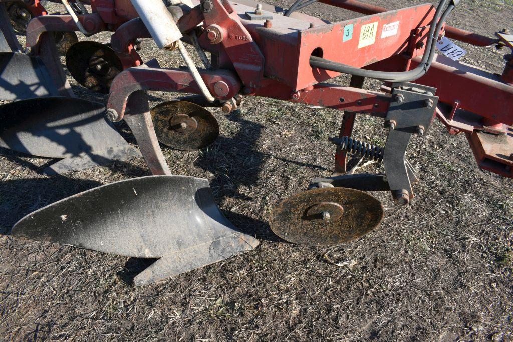 International 720 Plow 5 Bottom 5x20's  Coulters, Auto Reset, In-Furrow