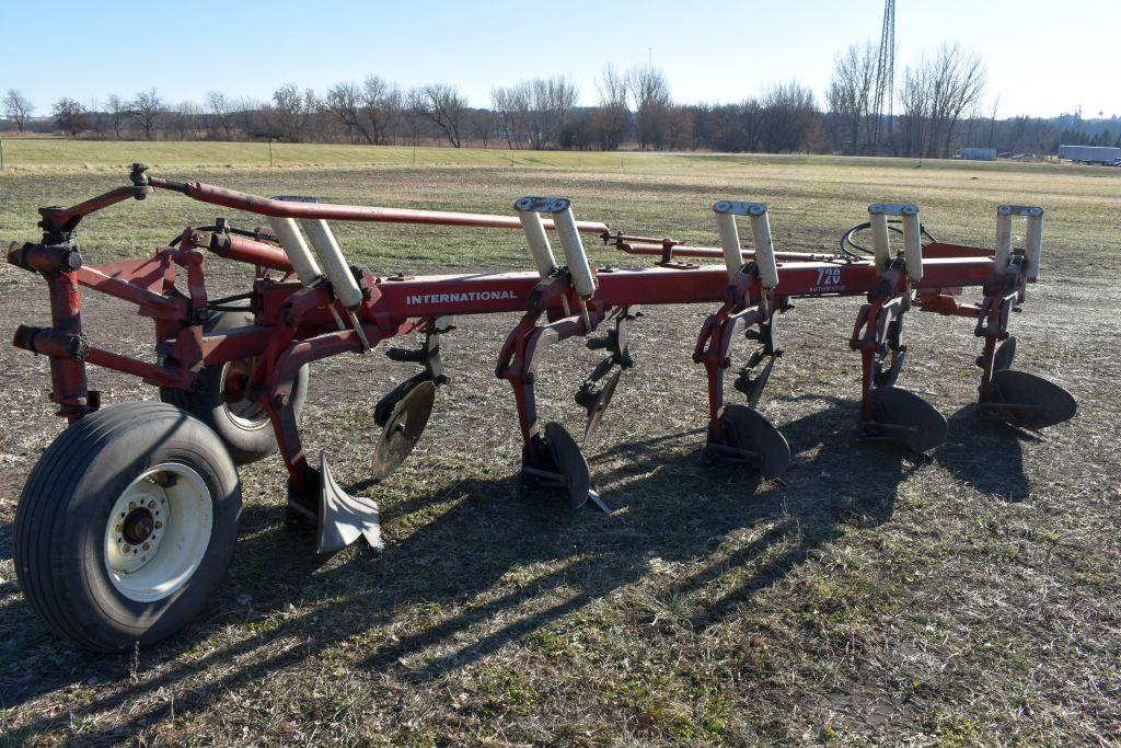 International 720 Plow 5 Bottom 5x20's  Coulters, Auto Reset, In-Furrow