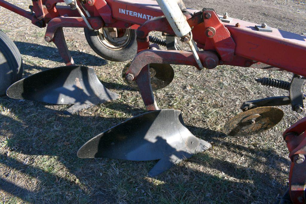International 720 Plow 5 Bottom 5x20's  Coulters, Auto Reset, In-Furrow